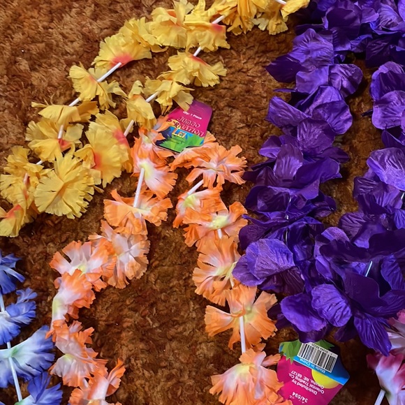 Bundle of Hawaiian 🌺 leis most brand new - Picture 2 of 5